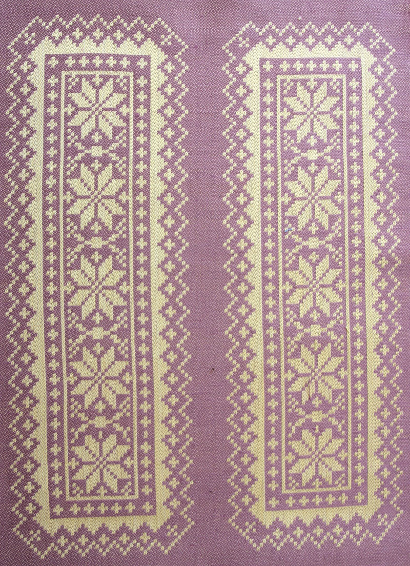 2. Kleine Tischdecke in lila. Das Muster stammt von Johanna Brunsson. Johanna Brunsson gründete die erste Handwebereischule 1889.
